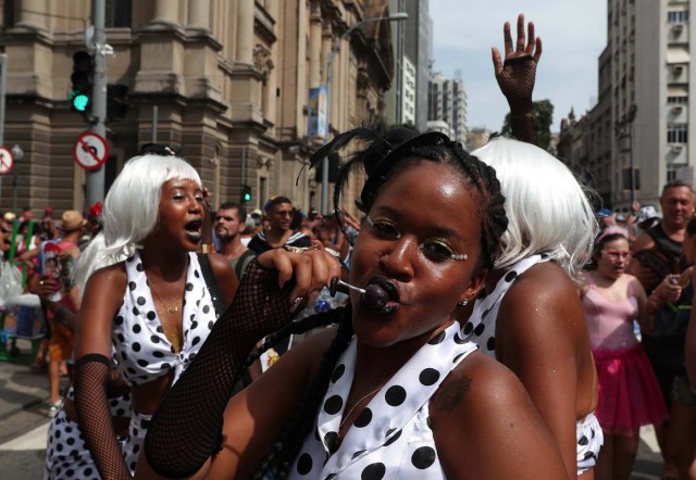 BRA01. RÍO DE JANEIRO (BRASIL), 10/02/2018.- Miembros del bloco Cordao da Bola Preta, la comparsa carnavalesca más antigua y popular de Río de Janeiro, conmemoran hoy, sábado 10 de febrero de 2018, su primer centenario con un espectacular desfile que fue seguido por al menos un millón de personas por las calles del centro de esta ciudad brasileña. La Bola Preta (Pelota Negra), como es popularmente conocida, fue uno de los primeros blocos en salir este sábado de carnaval de entre las cerca de 80 comparsas que desfilarán tan sólo hoy para el delirio de seis millones de personas que, se calcula, participarán de las fiestas callejeras y gratuitas de este año en Río de Janeiro. EFE / Marcelo Sayão