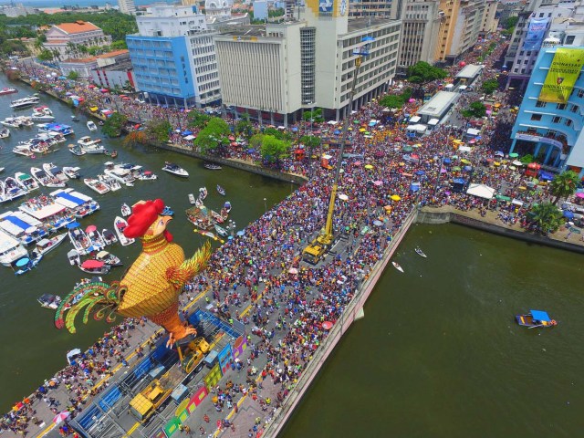 BRA30. RECIFE (BRASIL), 10/02/2018.- El bloco Galo da Madrugada, divierte hoy, sábado 10 de febrero de 2018, a unas dos millones de personas en la ciudad de Recife (Brasil). El bloco Galo da Madrugada y Cordao da Bola Preta, cuyo desfile atrajo a 1,5 millones en Río de Janeiro, volvieron a confirmarse hoy como las dos mayores comparsas de carnaval del mundo. El Galo da Madrugada, ya registrado como la mayor comparsa de carnaval del mundo por el libro Guinness de Récords, inició a primera hora de hoy, tras un espectáculo de fuegos pirotécnicos, un desfile con el que se propuso a animar, con decenas de orquestas y atracciones, a las dos millones de personas que desde temprano abarrotaron las calles del centro histórico de Recife, la mayor ciudad del nordeste de Brasil. EFE/NEY DOUGLAS