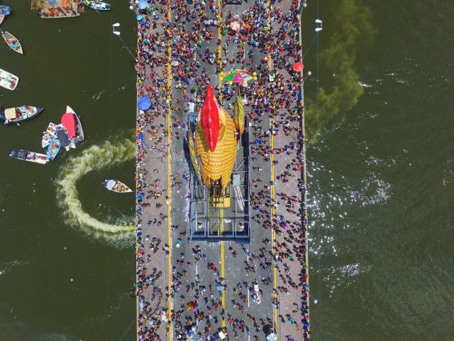 BRA31. RECIFE (BRASIL), 10/02/2018.- El bloco Galo da Madrugada, divierte hoy, sábado 10 de febrero de 2018, a unas dos millones de personas en la ciudad de Recife (Brasil). El bloco Galo da Madrugada y Cordao da Bola Preta, cuyo desfile atrajo a 1,5 millones en Río de Janeiro, volvieron a confirmarse hoy como las dos mayores comparsas de carnaval del mundo. El Galo da Madrugada, ya registrado como la mayor comparsa de carnaval del mundo por el libro Guinness de Récords, inició a primera hora de hoy, tras un espectáculo de fuegos pirotécnicos, un desfile con el que se propuso a animar, con decenas de orquestas y atracciones, a las dos millones de personas que desde temprano abarrotaron las calles del centro histórico de Recife, la mayor ciudad del nordeste de Brasil. EFE/NEY DOUGLAS