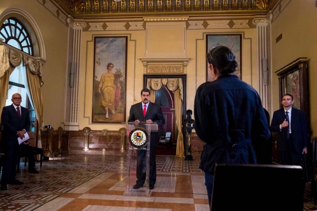 CAR21. CARACAS (VENEZUELA), 15/02/2018.- El presidente de Venezuela, Nicolás Maduro (c), ofrece una rueda de prensa hoy, 15 de febrero de 2018, en Caracas (Venezuela). Maduro ofrece hoy una rueda de prensa internacional en el marco de la convocatoria a las elecciones presidenciales del 22 de abril, en las que buscará la reelección. EFE/MIGUEL GUTIÉRREZ