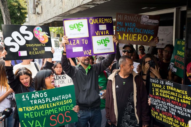 CAR108. CARACAS (VENEZUELA), 22/02/2018.- Un grupo de personas participan en una manifestación hoy, jueves 22 de febrero del 2018, en Caracas (Venezuela). Cerca de 30 venezolanos trasplantados protestaron debido a la escasez de medicamentos que compromete la salud de decenas de miles de pacientes, y exigieron al Instituto Venezolano de los Seguros Sociales (IVSS) atender esta situación. EFE/Miguel Gutiérrez