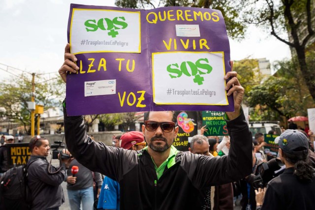 CAR107. CARACAS (VENEZUELA), 22/02/2018.- Un grupo de personas participan en una manifestación hoy, jueves 22 de febrero del 2018, en Caracas (Venezuela). Cerca de 30 venezolanos trasplantados protestaron debido a la escasez de medicamentos que compromete la salud de decenas de miles de pacientes, y exigieron al Instituto Venezolano de los Seguros Sociales (IVSS) atender esta situación. EFE/Miguel Gutiérrez