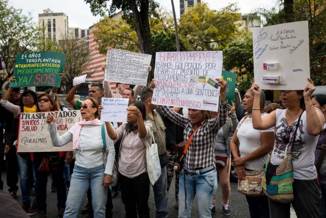 CAR106. CARACAS (VENEZUELA), 22/02/2018.- Un grupo de personas participan en una manifestación hoy, jueves 22 de febrero del 2018, en Caracas (Venezuela). Cerca de 30 venezolanos trasplantados protestaron debido a la escasez de medicamentos que compromete la salud de decenas de miles de pacientes, y exigieron al Instituto Venezolano de los Seguros Sociales (IVSS) atender esta situación. EFE/Miguel Gutiérrez