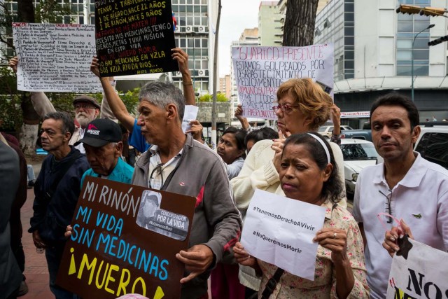 CAR101. CARACAS (VENEZUELA), 22/02/2018.- Un grupo de personas participan en una manifestación hoy, jueves 22 de febrero del 2018, en Caracas (Venezuela). Cerca de 30 venezolanos trasplantados protestaron debido a la escasez de medicamentos que compromete la salud de decenas de miles de pacientes, y exigieron al Instituto Venezolano de los Seguros Sociales (IVSS) atender esta situación. EFE/Miguel Gutiérrez