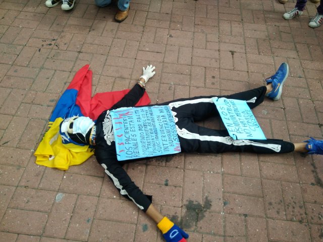 Manifestantes dijeron presente en la plaza Sadel por falta de medicinas (Foto: Redes Ayuda @redesayuda)