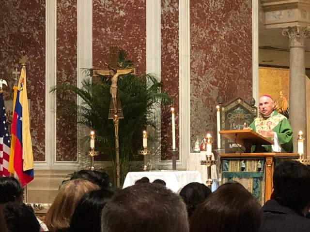 Monseñor Mario Dorsonville, Obispo Auxiliar de Washington, DC, oficiando misa en honor a las víctimas de la crisis en Venezuela en la Catedral de San Mateo. Foto Twitter