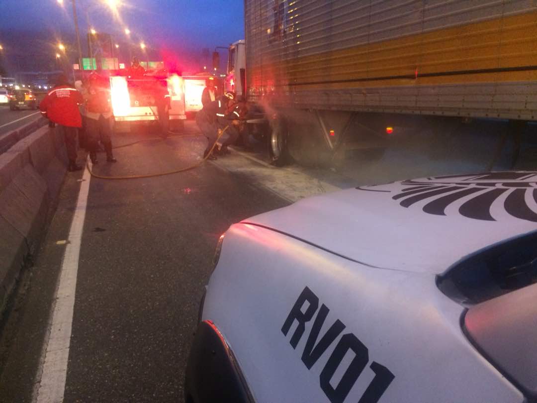 Se incendió gandola en la autopista Valle Coche este #16Feb