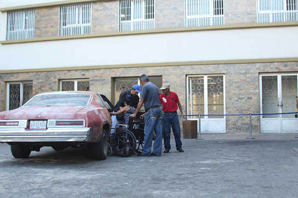 Por falta de atención médica, dos mujeres parieron en pleno estacionamiento del Hospital Vargas