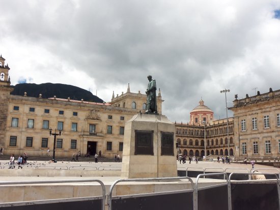 Roban parte de la espada de la estatua del Libertador Simón Bolívar en Bogotá