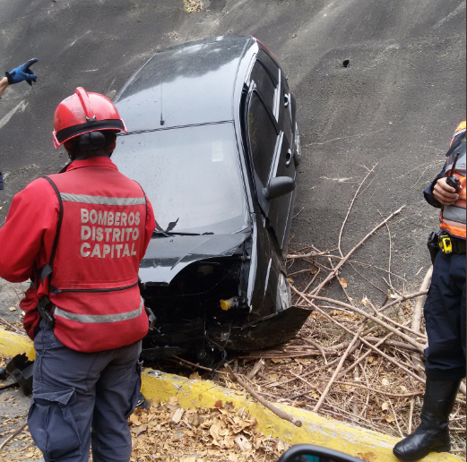 Lesionado conductor de vehículo que se precipitó en la Cota Mil este #20Feb