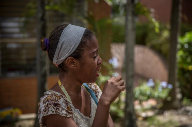  Dayana Silgado llora al final de una visita dominical con sus hijos en Fundana. (Alejandro Cegarra for The Washington Post)