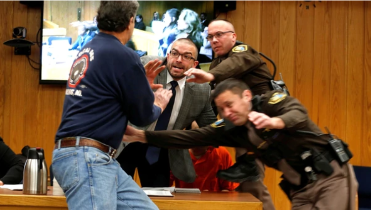 El padre de tres gimnastas estadounidenses abusadas quiso atacar a Larry Nassar en la corte