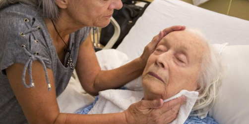 En Estados Unidos, los asilos abusan del uso de drogas para controlar a los ancianos