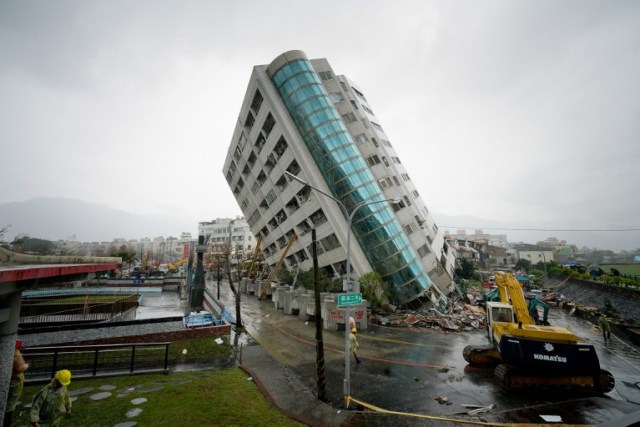 Los equipos de rescate bloquean el área fuera de un edificio que se inclinó hacia un lado después de que su fundación colapsó en Hualien después de que un fuerte terremoto de 6,4 grados sacudió el este de Taiwan el 7 de febrero de 2018. / AFP PHOTO / PAUL YANG