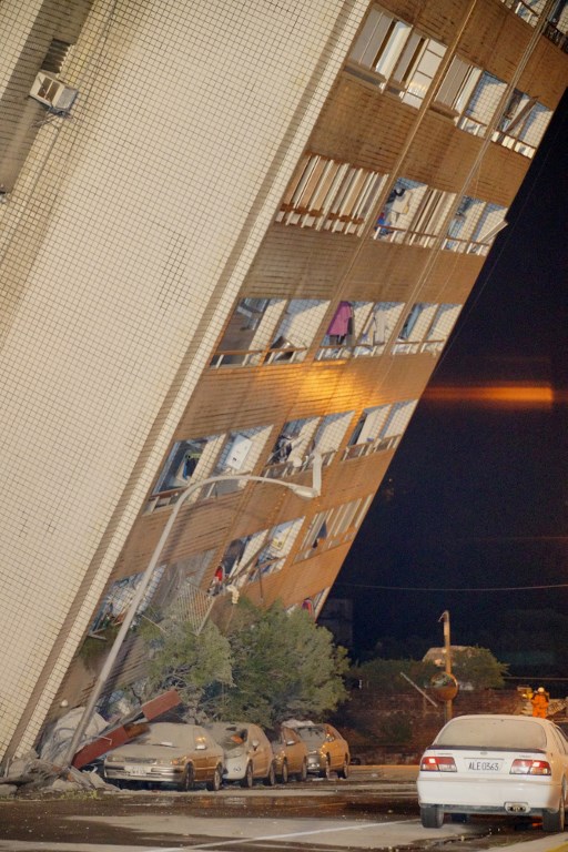 Un edificio se inclina hacia un lado después de que su fundación colapsó en Hualien después de que un fuerte terremoto de magnitud 6,4 sacudió el este de Taiwan el 7 de febrero de 2018. / AFP PHOTO / Paul YANG