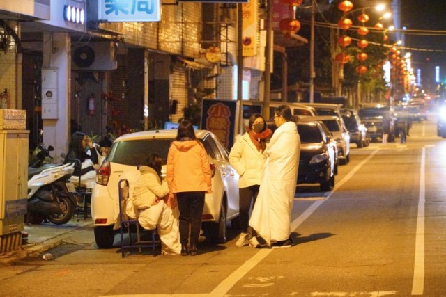 Los residentes locales permanecen fuera de sus hogares en Hualien después de que un fuerte terremoto de magnitud 6,4 sacudió el este de Taiwan a principios del 7 de febrero de 2018. / AFP PHOTO / Paul YANG