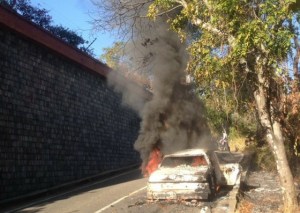 Reportan un vehículo incendiado en Baruta (foto)