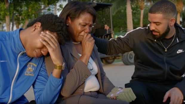 ¡Te hará llorar! Drake regala casi un millón de dólares en video musical de “God’s Plan” (VIDEO)