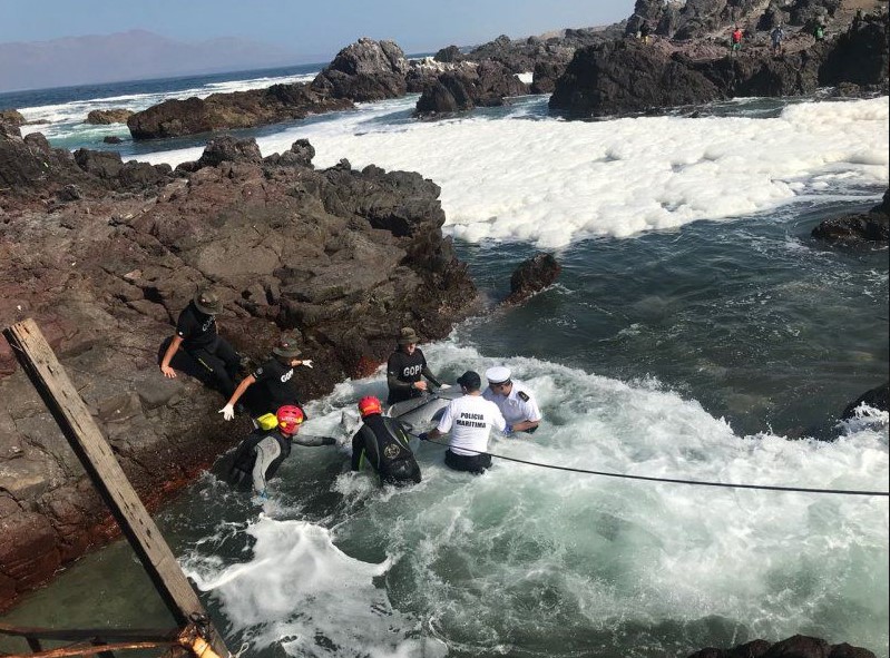 Fuertes marejadas en Chile cobran vida de dos mujeres