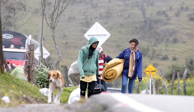 Por necesidad, esa es la razón que esgrimen todos los caminantes para justificar su osadía…o locura. La cosa es que ellos esperan culminar la meta que se trazaron al precio que sea. / Foto: Mario Caicedo