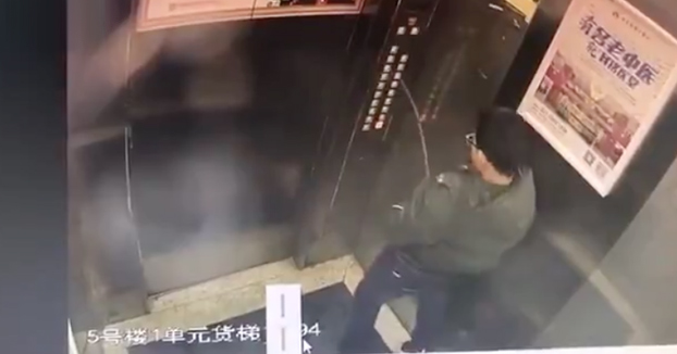 ¡El chinito meón y llorón! Orinó los controles de un ascensor y quedó atrapado