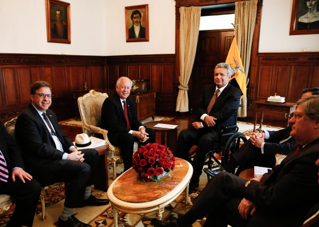 QUI03. QUITO (ECUADOR), 27/02/2018.- El presidente de Ecuador, Lenin Moreno (c-d), se reúne con el subsecretario de Estado para Asuntos Políticos de Estados Unidos, Thomas A. Shannon (c-i), hoy, martes 27 de febrero de 2018, en el Palacio de Carondelet en Quito (Ecuador). EFE/José Jácome