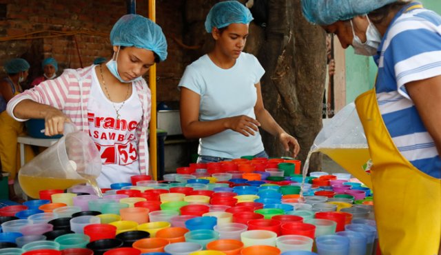 Desde las 7:30 a.m. hasta las 2 de la tarde permanecen concentrados los veinte venezolanos voluntarios en los quehaceres diarios de la casa de paso La Divina Providencia.