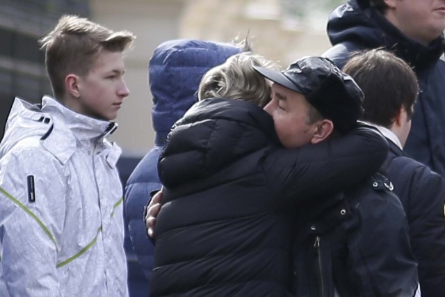 People carrying luggage leave the Russian Embassy in London on March 20, 2018 and board a van bearing diplomatic plates. Dozens of people including adults with children arrived at the Russian embassy on March 20 morning and then left carrying luggage in vehicles bearing diplomactic registration plates. Britain last week announced the expulsion of 23 Russian diplomats over the spy poisoning row, prompting a tit-for-tat response from Moscow. / AFP PHOTO / Daniel LEAL-OLIVAS