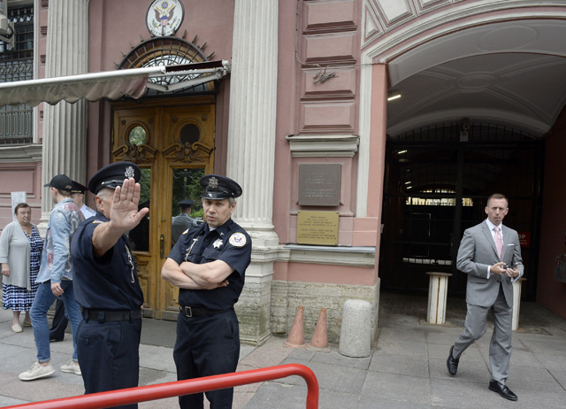 (FILES) In this file photo taken on July 31, 2017 security officers stand guard outside the US Consulate in Saint Petersburg. Russian Foreign Minister Sergei Lavrov said on March 29, 2018 Moscow would expel 60 US diplomats and close its consulate in Saint Petersburg in a tit-for-tat expulsion over the poisoning of ex-double agent Sergei Skripal. / AFP PHOTO / Olga MALTSEVA
