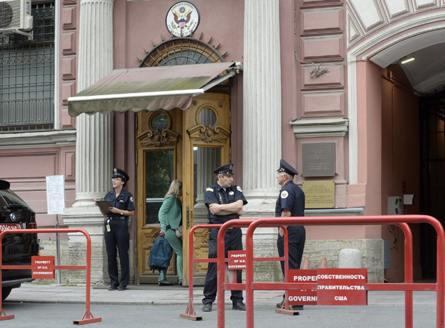 (FILES) In this file photo taken on July 31, 2017 security officers stand guard outside the US Consulate in Saint Petersburg. Russian Foreign Minister Sergei Lavrov said on March 29, 2018 Moscow would expel 60 US diplomats and close its consulate in Saint Petersburg in a tit-for-tat expulsion over the poisoning of ex-double agent Sergei Skripal. / AFP PHOTO / Olga MALTSEVA
