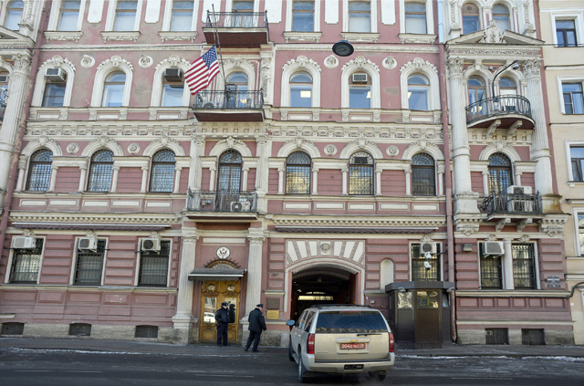 A diplomatic car drives through the gate of the US Consulate in Saint Petersburg on March 30, 2018. Russian Foreign Minister Sergei Lavrov said on March 29, 2018 Moscow would expel 60 US diplomats and close its consulate in Saint Petersburg in a tit-for-tat expulsion over the poisoning of ex-double agent Sergei Skripal. / AFP PHOTO / OLGA MALTSEVA