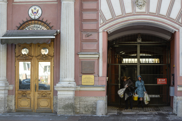 Women carrying plastic bags leave the US Consulate in Saint Petersburg on March 30, 2018. Russia on Thursday announced a mass expulsion of US diplomats and the closure of the US consulate in Saint Petersburg in retaliation to coordinated moves by Western countries to isolate Moscow in the wake of the poisoning of a former double agent in Britain. / AFP PHOTO / OLGA MALTSEVA