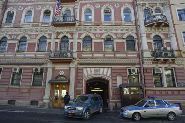 A diplomatic car leaves the US Consulate in Saint Petersburg on March 30, 2018. Russia on Thursday announced a mass expulsion of US diplomats and the closure of the US consulate in Saint Petersburg in retaliation to coordinated moves by Western countries to isolate Moscow in the wake of the poisoning of a former double agent in Britain. / AFP PHOTO / OLGA MALTSEVA