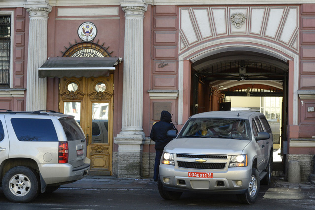 A diplomatic car leaves the US Consulate in Saint Petersburg on March 30, 2018. Russia on Thursday announced a mass expulsion of US diplomats and the closure of the US consulate in Saint Petersburg in retaliation to coordinated moves by Western countries to isolate Moscow in the wake of the poisoning of a former double agent in Britain. / AFP PHOTO / Olga MALTSEVA