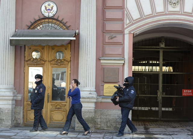 A security guard carries a plastic bag outside the US Consulate in Saint Petersburg on March 30, 2018. Russia on Thursday announced a mass expulsion of US diplomats and the closure of the US consulate in Saint Petersburg in retaliation to coordinated moves by Western countries to isolate Moscow in the wake of the poisoning of a former double agent in Britain. / AFP PHOTO / Olga MALTSEVA