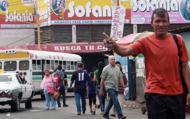 ¡Sin comida ni transporte! Los marabinos caminan más y comen menos