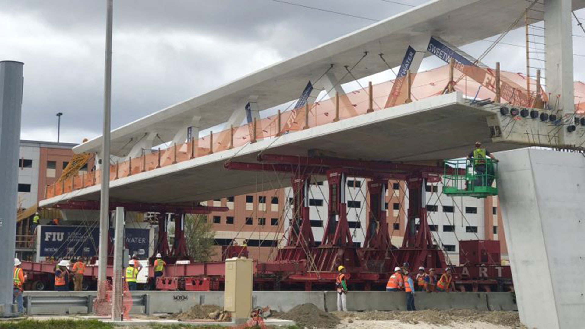 Así se había montado cinco días atrás el puente que colapsó en Miami (Video)