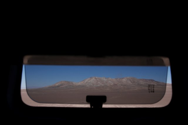 Un paisaje estéril se ve desde la ventana del baño de un autobús en la carretera cerca de Antofagasta, Chile, 14 de noviembre de 2017. REUTERS / Carlos Garcia Rawlins BUSCA "RAWLINS BUS" PARA ESTA HISTORIA. BUSCA "IMAGEN MÁS AMPLIA" PARA TODAS LAS HISTORIAS. IMÁGENES TPX DEL DÍA.