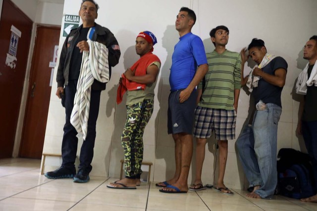 Venezuelan migrants wait in line to the bathroom at a shelter for Venezuelans in San Juan de Lurigancho, on the outskirts of Lima, Peru March 9, 2018. REUTERS/Mariana Bazo