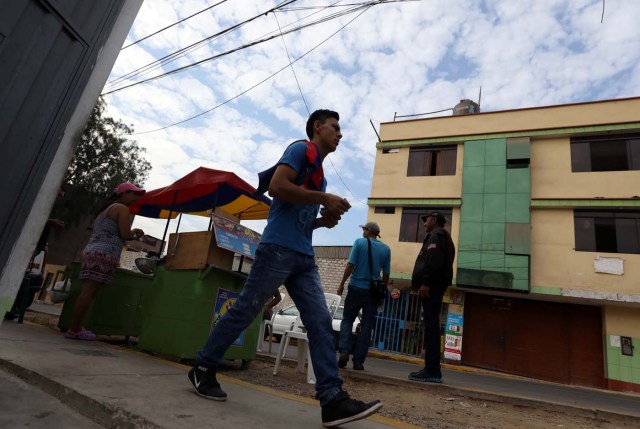 Venezuelan migrants walk outside a shelter for Venezuelans in San Juan de Lurigancho, on the outskirts of Lima, Peru March 9, 2018. REUTERS/Mariana Bazo