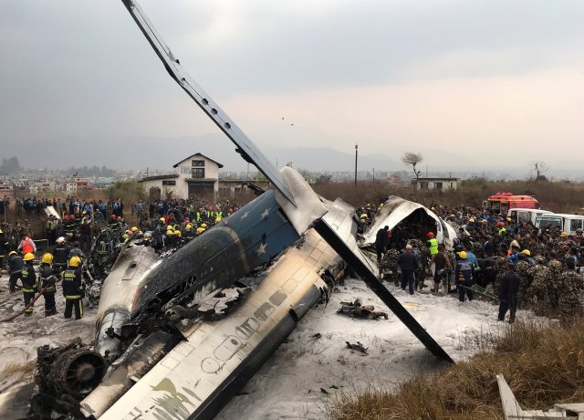 Los restos de un avión se representan mientras los trabajadores de rescate operan en el aeropuerto de Katmandú, Nepal, el 12 de marzo de 2018. REUTERS / Navesh Chitrakar