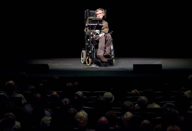 FILE PHOTO: Professor of mathematics at Cambridge University Stephen W. Hawking discusses theories on the origin of the universe in a talk in Berkeley, California, March 13, 2007. REUTERS/Kimberly White/File Photo