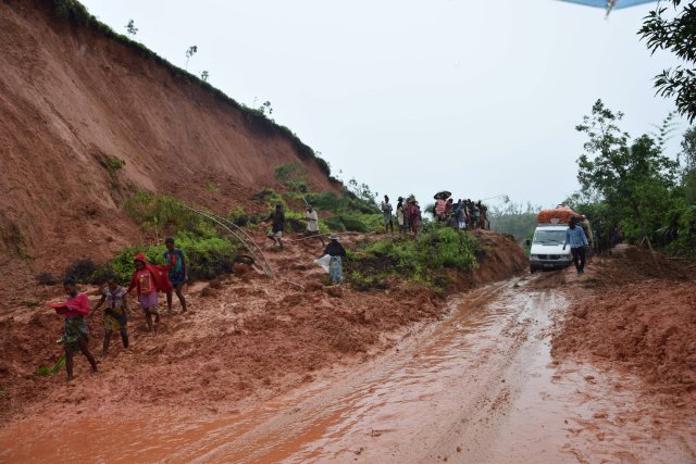 Las secuelas de la tormenta tropical Eliakim cerca de Manambonitra, región de Atsinanana, Madagascar, 18 de marzo de 2018 en esta imagen obtenida de las redes sociales. Erino Razafimanana / vía EDITORES DE ATENCIÓN DE REUTERS - ESTA IMAGEN HA SIDO PROPORCIONADA POR UN TERCERO. CREDITO OBLIGATORIO. NO RESALES SIN ARCHIVOS