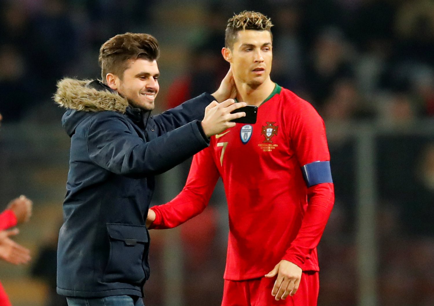 Fanático ingresa al campo de juego y besa a Cristiano Ronaldo (Video)