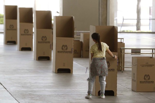 MED703. MEDELLÍN (COLOMBIA), 10/03/2018.- Una mujer instala mesa de votación para las elecciones legislativas hoy, sábado 10 de marzo de 2018, en Plaza Mayor, Medellín (Colombia). Este domingo, 36 millones de colombianos están llamados a las urnas para renovar la Cámara de Representantes y el Senado. EFE/Luis Eduardo Noriega A.