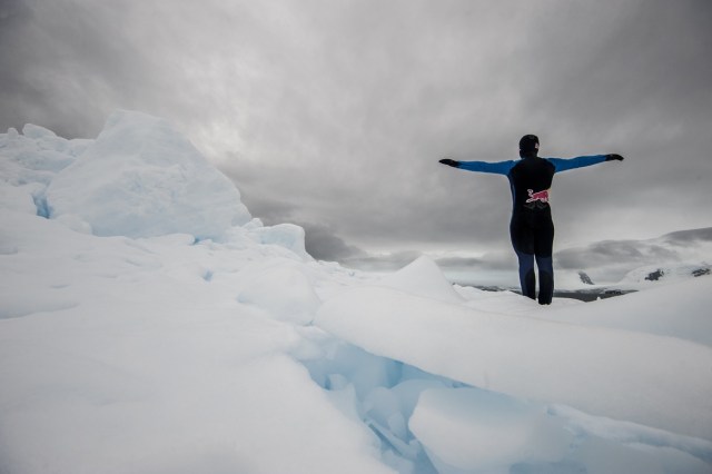 CLO04. ANTÁRTICA, 10/03/2018.- Fotografía sin fechar cedida por Red Bull Colombia que muestra al clavadista Orlando Duque al saltar desde un iceberg, en la Antártica. El clavadista colombiano Orlando Duque saltó desde dos icebergs de gran altura en la Antártida, para cumplir así uno de sus grandes sueños, informó este sábado, 10 de marzo de 2018, su equipo de prensa. EFE/Cortesía Red Bull Colombia/SOLO USO EDITORIAL/NO VENTAS