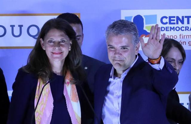 Los candidatos en la consulta interpartidista de la derecha, Iván Duque (d) y Marta Lucía Ramírez, saludan al público luego de conocerse la victoria del primero hoy, domingo 11 de marzo de 2018, en Bogotá (Colombia). EFE/MAURICIO DUEÑAS CASTAÑEDA