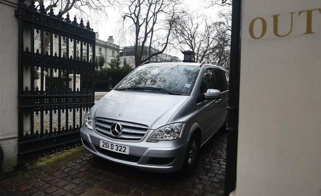  Un vehículo de la diplomacia abandona la embajada rusa en Londres (Reino Unido), hoy 20 de marzo de 2018. La primera ministra británica, Theresa May, ordenó la expulsión de 23 diplomáticos rusos la pasada semana en respuesta al envenenamiento del exespía doble Sergei Skripal y su hija Yulia, del que acusa a Rusia de ser responsable. EFE/ Andy Rain