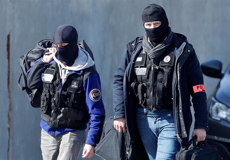 Un policía se cambió por uno de los rehenes del supermercado de Francia