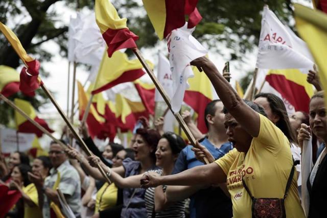 Seguidores del candidato a la presidencia Carlos Alvarado del Partido Acción Ciudadana (PAC), ondean sus banderas hoy, sábado 24 de marzo de 2018, durante el cierre de campaña en la plaza de las Garantías Sociales, ubicada en el centro de San José (Costa Rica). El próximo 1 de abril más de 3,3 millones de costarricenses están convocados a votar para elegir en segunda ronda al presidente para el periodo 2018-2022. EFE/Jeffrey Arguedas